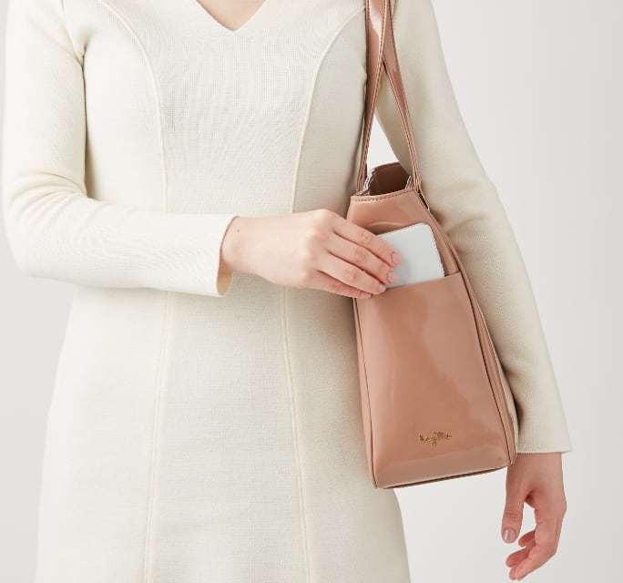 Airy_Tote_Side_Pocket_Mobile.jpg